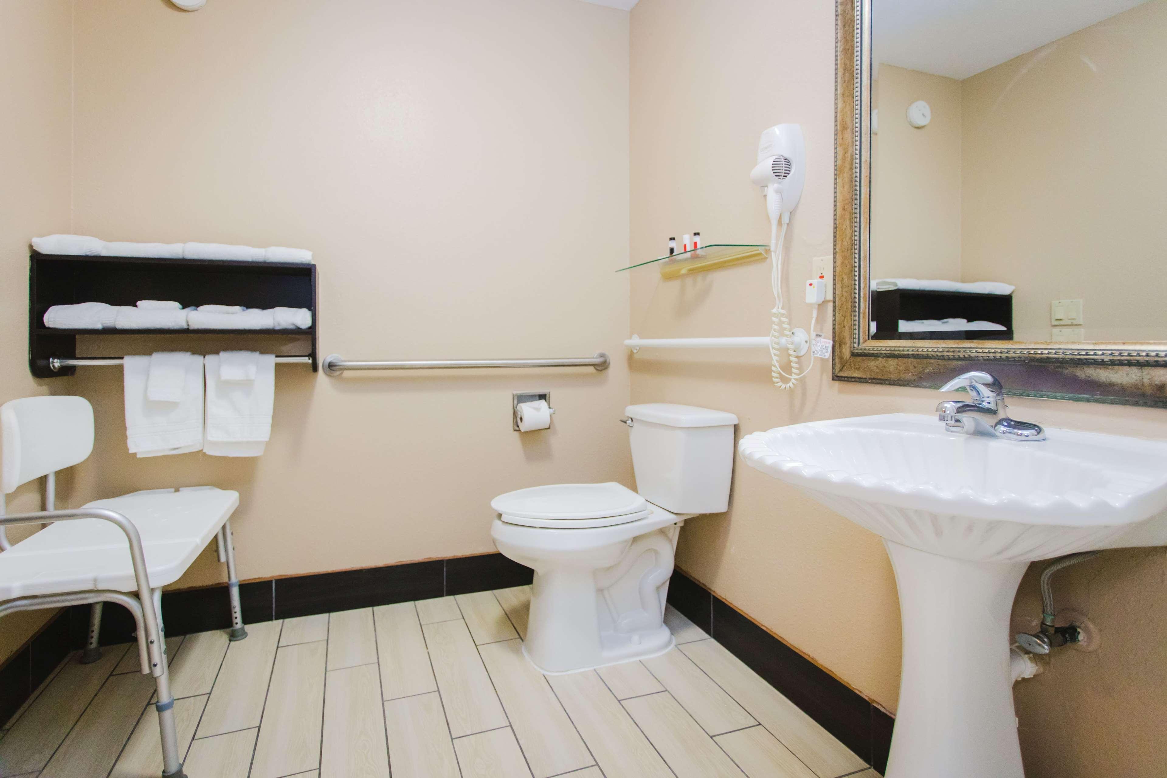 Days Inn By Wyndham Rosenberg Esterno foto