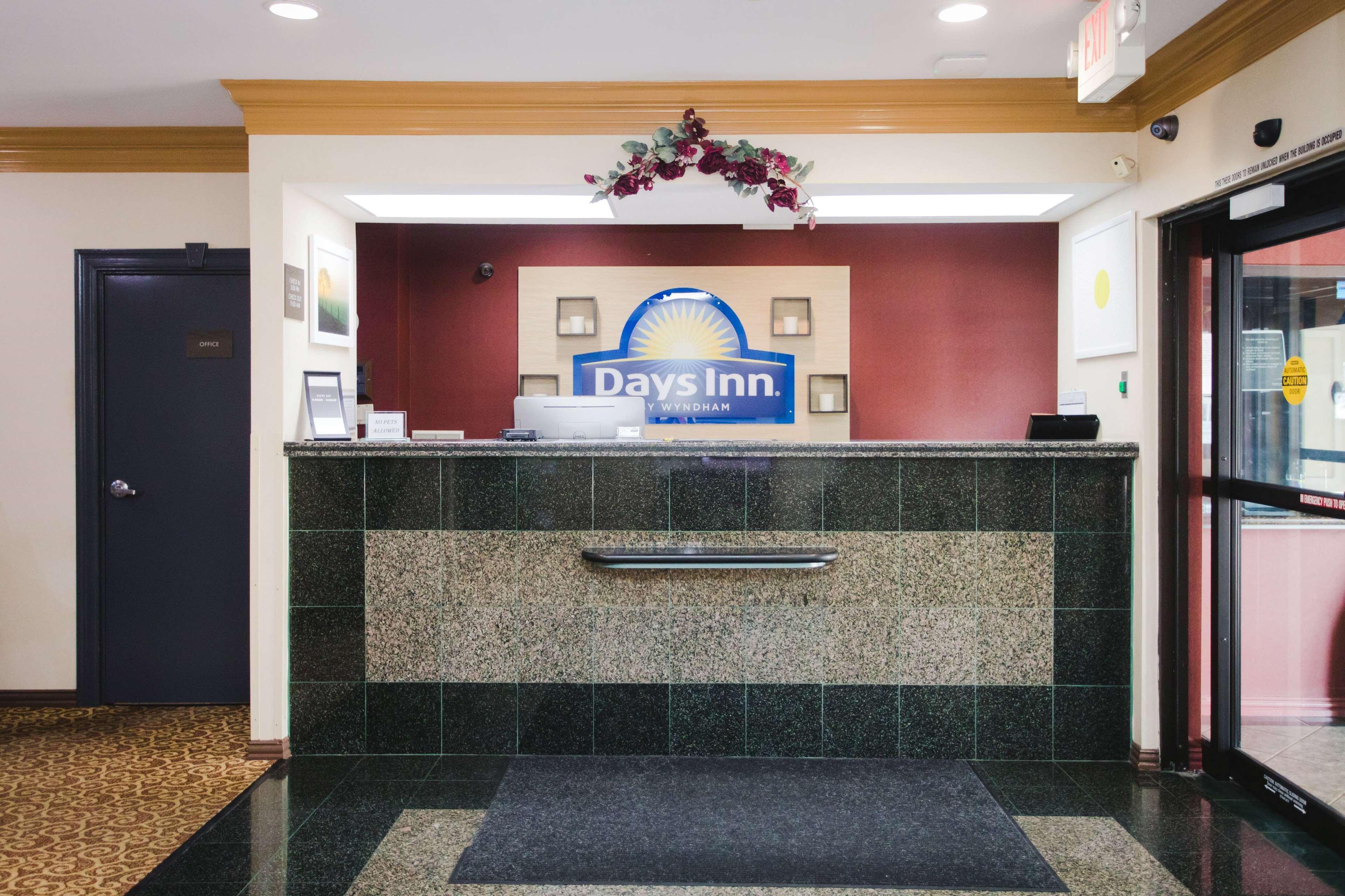 Days Inn By Wyndham Rosenberg Esterno foto