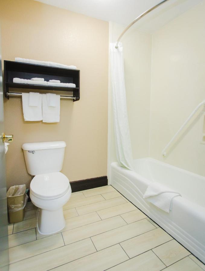 Days Inn By Wyndham Rosenberg Esterno foto