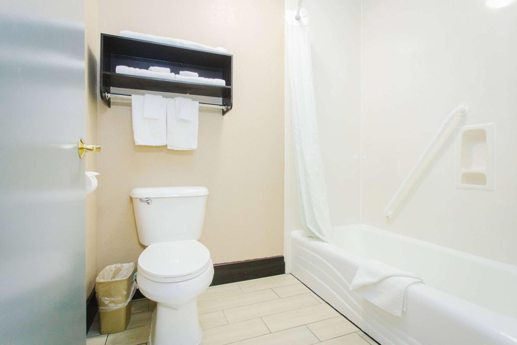 Days Inn By Wyndham Rosenberg Esterno foto