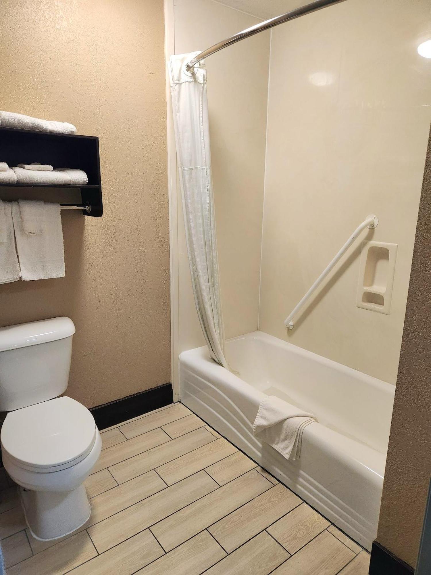 Days Inn By Wyndham Rosenberg Esterno foto
