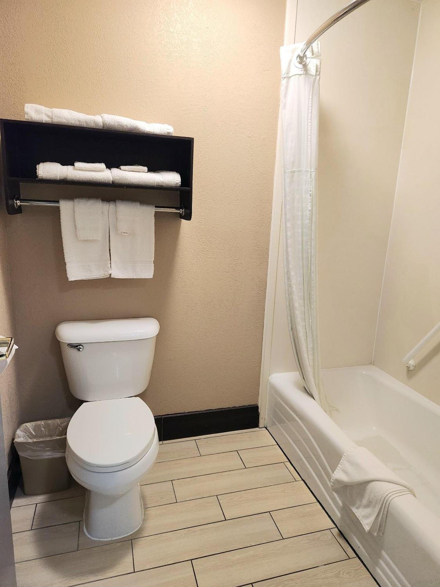 Days Inn By Wyndham Rosenberg Esterno foto