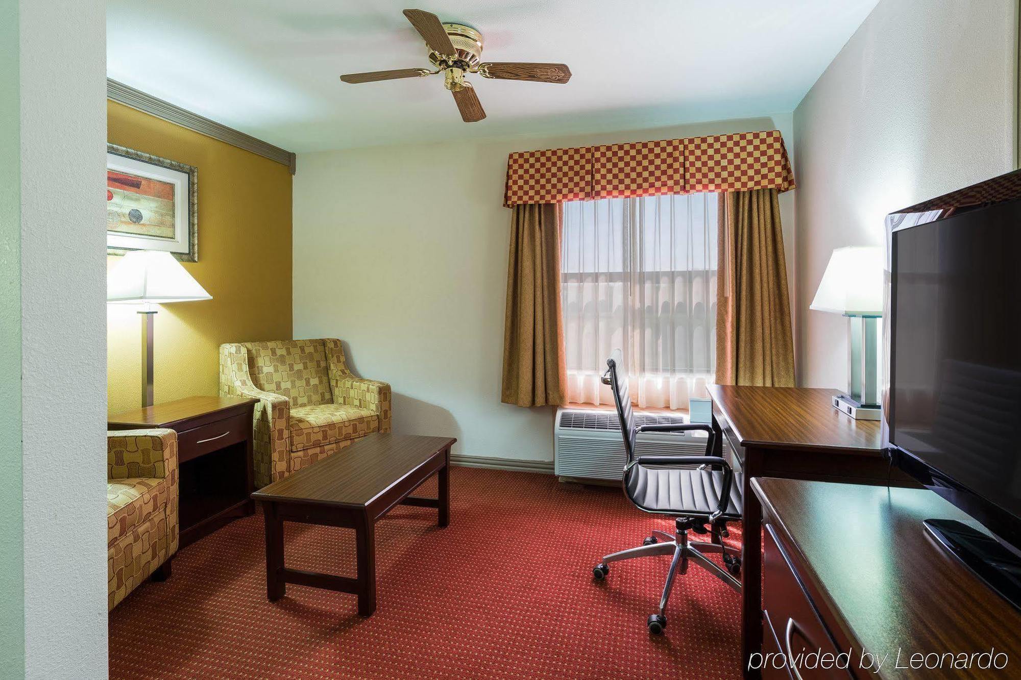 Days Inn By Wyndham Rosenberg Esterno foto