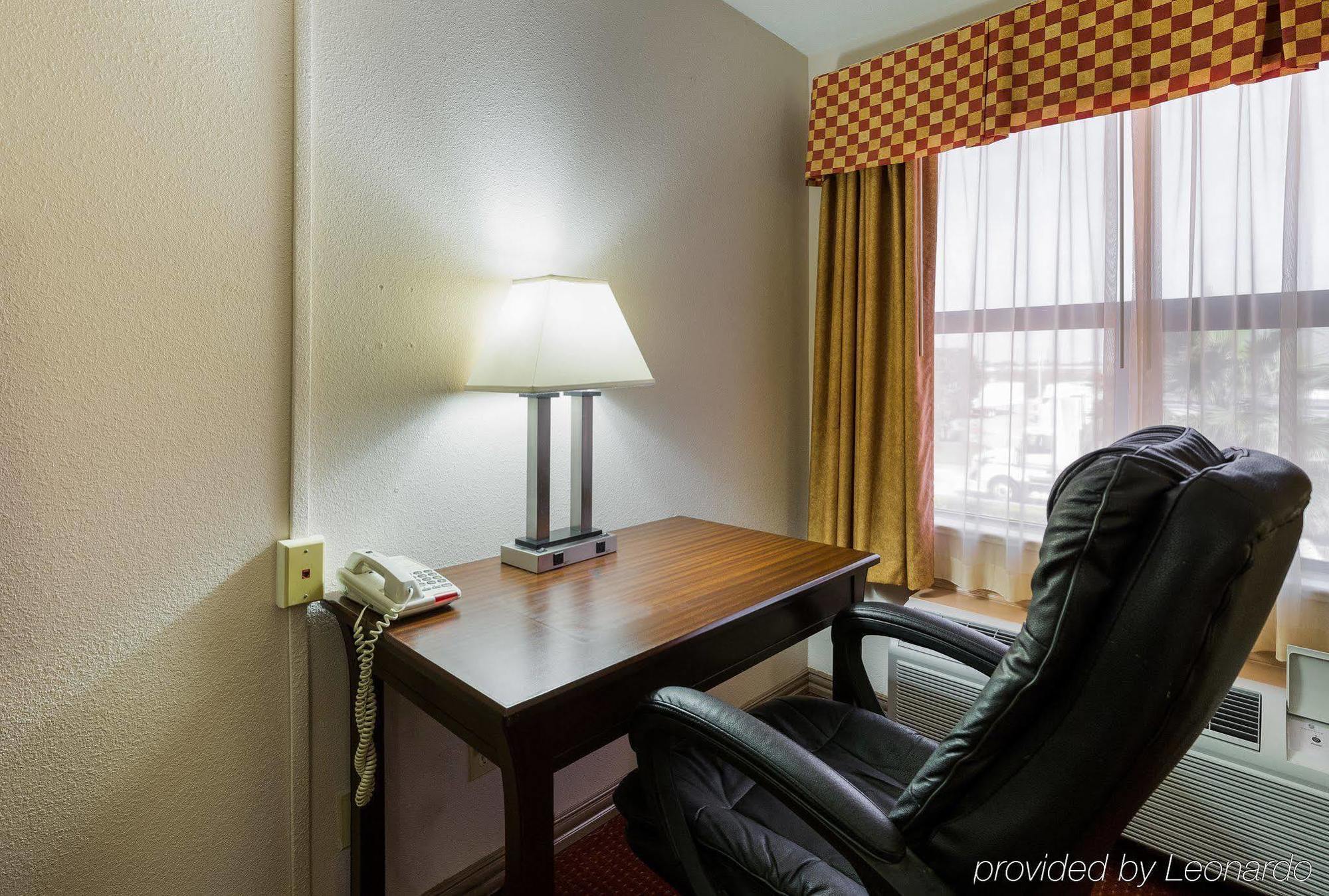 Days Inn By Wyndham Rosenberg Esterno foto